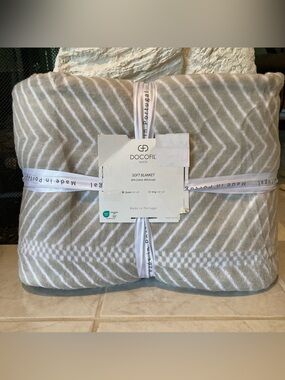 NEW Docofil White Soft Blanket featuring a light gray/white chevronpattern